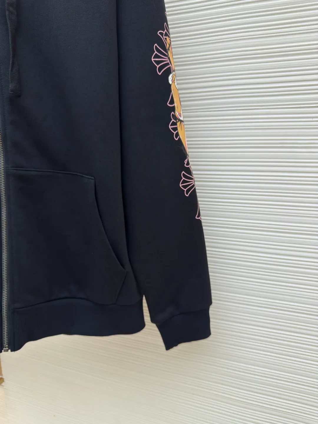 Chrome Hearts Deadly Doll co-branded zipper hoodie ●Authentic product: 12,000 purchased and developed ●Item number: 1680453-A75 ●Fabric: thin velvet coarse fish scale fabric ●Technology: brushed and washed ●Version: loose version ●Weight: about 750 grams ●Size: S-M-L ●Description: The fabric is made of 420 grams of thin velvet coarse fish scale fabric, and the printing is based on the original version and is printed with hand glue. The finished product is brushed, washed and shaped. It feels very good to the touch and has real antique silver chain heads. The overall wiring is straight and delicate, the fabric is comfortable and soft, and the color is consistent without color difference. It can be matched with the same style to create a fashionable look and control various occasions. Customized accessories, complete with three standards, same style for men and women!